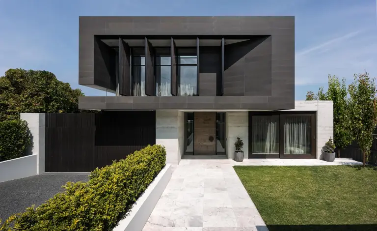 modern-house-exterior-2021-08-27-19-27-31-utc.webp